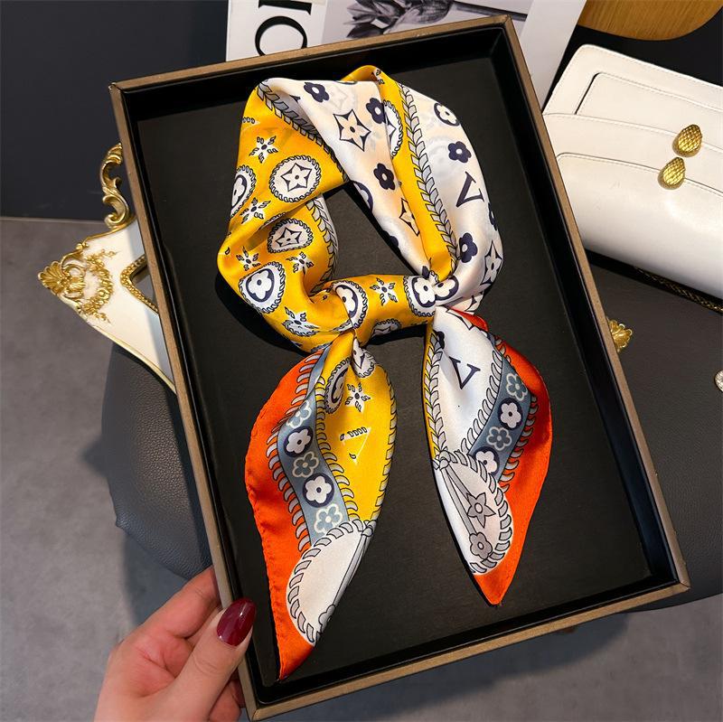 여성을위한 70cm 스퀘어 스카프 레트로 프린트 새틴  - Ascot Neck Scarf 리뷰 및 가격